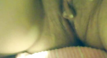 phim sex ăn chuối Curly phim sex đam mỹ Mulatto rơi vào miệng của vòi nước và hút.