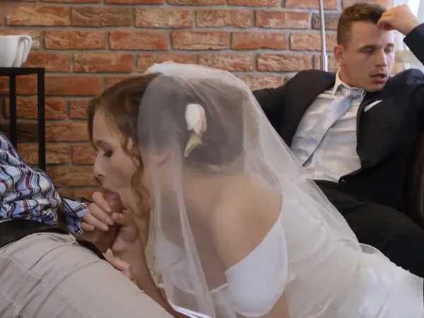 hentai sex gif Vợ sắp cưới địt nhau với anh thợ chụp ảnh ngay trước mặt anh chồng